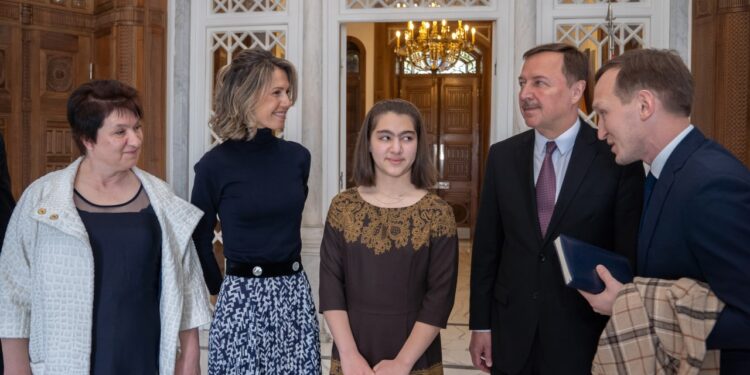 السيدة أسماء الأسد تلتقي الطفلة الروسية ديانا نيكيتيا