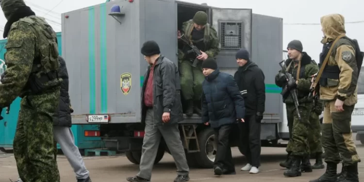 أول عملية تبادل أسرى بين روسيا وأوكرانيا