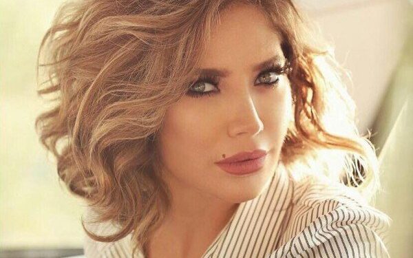 الفنانة سلافة معمار تبكي على الهواء بسبب والدها