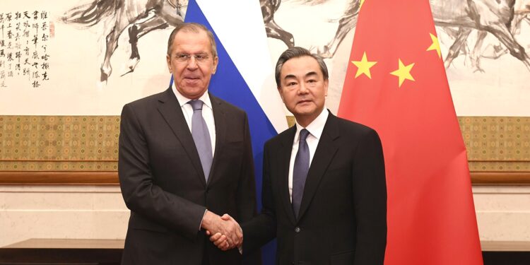 التصريح والتلويح في لقاء وزيري الخارجية الروسي والصيني …  (ما بين السطور)