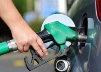 مصدر في النفط: قرار رفع مدة استلام رسالة البنزين مؤقت
