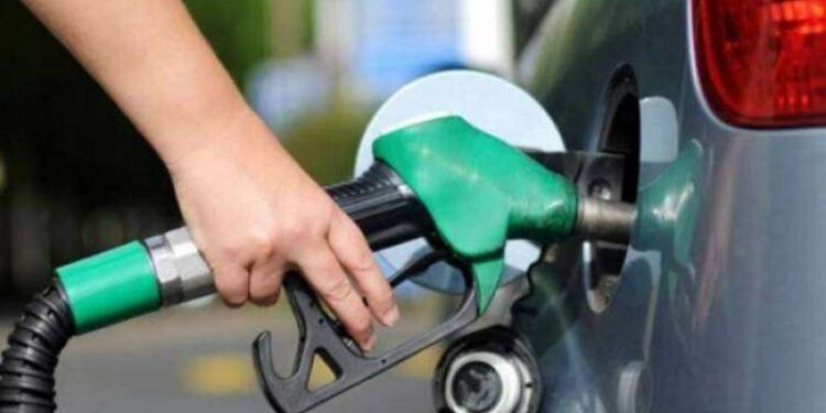 مصدر في النفط: قرار رفع مدة استلام رسالة البنزين مؤقت