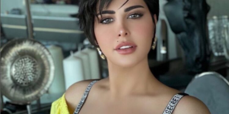 فنانة عربية تقاضي والدتها لأنها أنجبتها