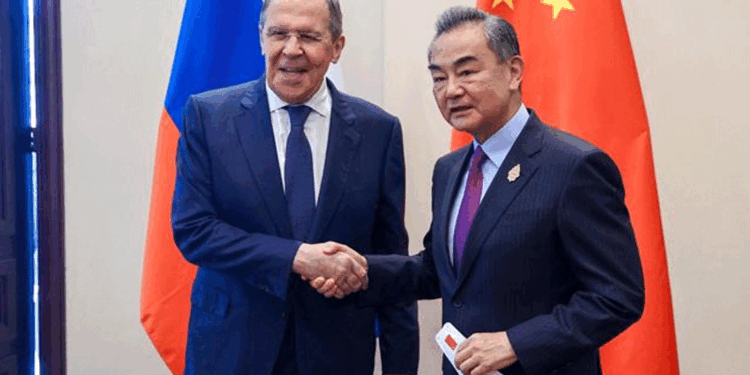 وزيرا الخارجية الصيني والروسي يلتقيان في بالي