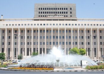 المركزي يرفع سعر الصرف وتحسن لليرة أمام الدولار