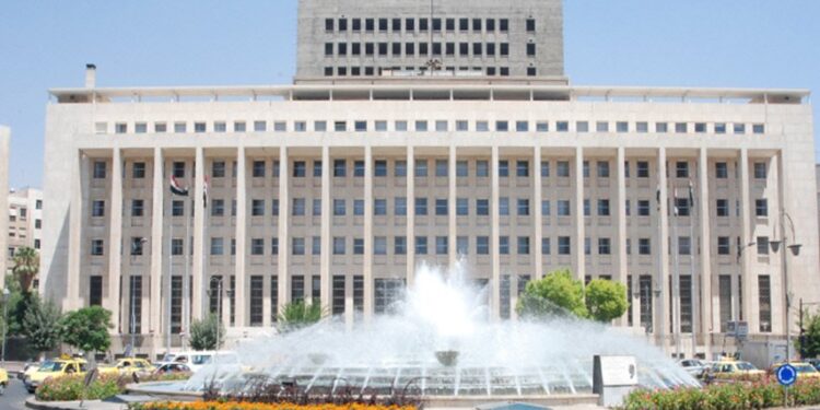 المركزي يرفع سعر الصرف وتحسن لليرة أمام الدولار