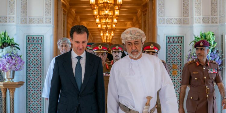 الرئيس بشار الأسد يلتقي سلطان سلطنة عمان هيثم بن طارق خلال زيارة عمل إلى مسقط