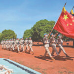 وحدة عسكرية صينية تستعرض مهاراتها لشعب جنوب السودان.