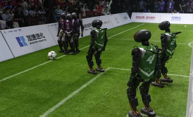 في الصين… روبوتات تتحدى البشر في كرة القدم لأول مرة