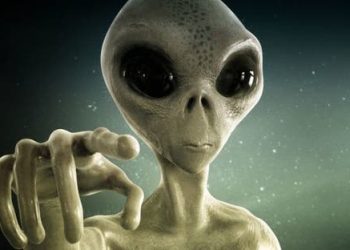 عالم فلكي: جسم غامض يقترب من الأرض وقد يكون من صنع كائنات فضائية   