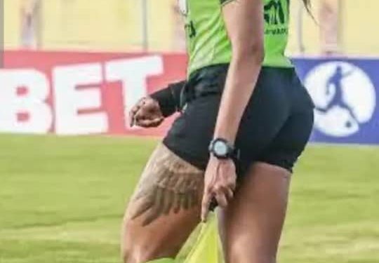 جمال الحكمة البرازيلية يُهدد تركيز اللاعبين ومطالبات بإبعادها