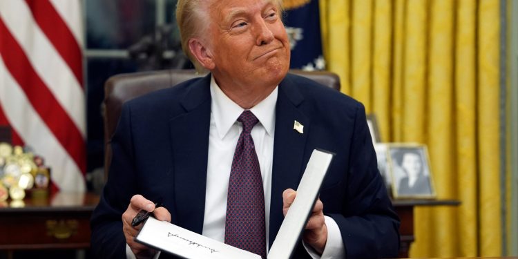 ترامب يوقع أمراً تنفيذياً برفع العقوبات عن سوريا