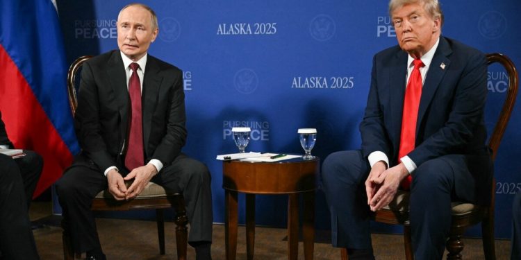 قمة ألاسكا بين ترامب وبوتين دون اتفاق… وزيلينسكي يزور واشنطن لبحث الضمانات الأمنية