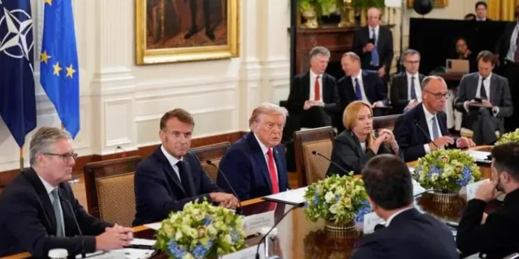 ترامب يخطط لقمة تاريخية بين زيلينسكي وبوتين وسط صفقة عسكرية ضخمة