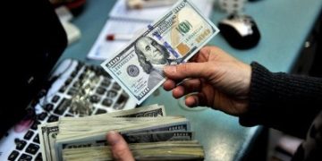 خبير اقتصادي: سعر الدولار مستمر بالارتفاع بعد قرار طباعة الليرة الجديدة في سوريا